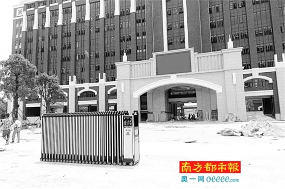 開(kāi)學(xué)在即學(xué)校施工還不見(jiàn)停 家長(zhǎng)擔(dān)憂(yōu)裝修污染