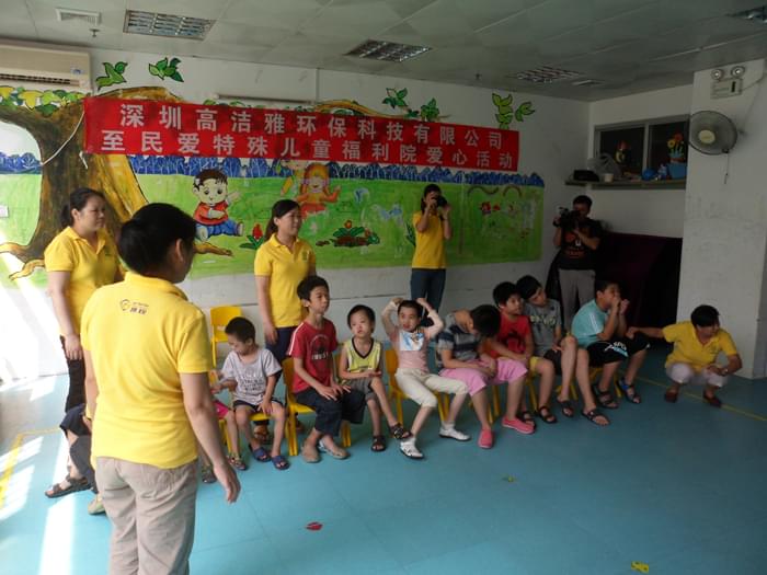 公益活動：高潔雅將愛心帶進(jìn)兒童福利院.jpg