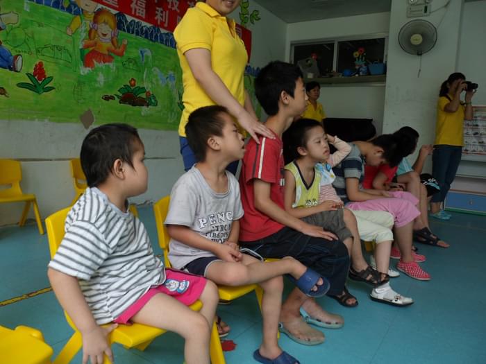 公益活動：高潔雅將愛心帶進(jìn)兒童福利院.jpg