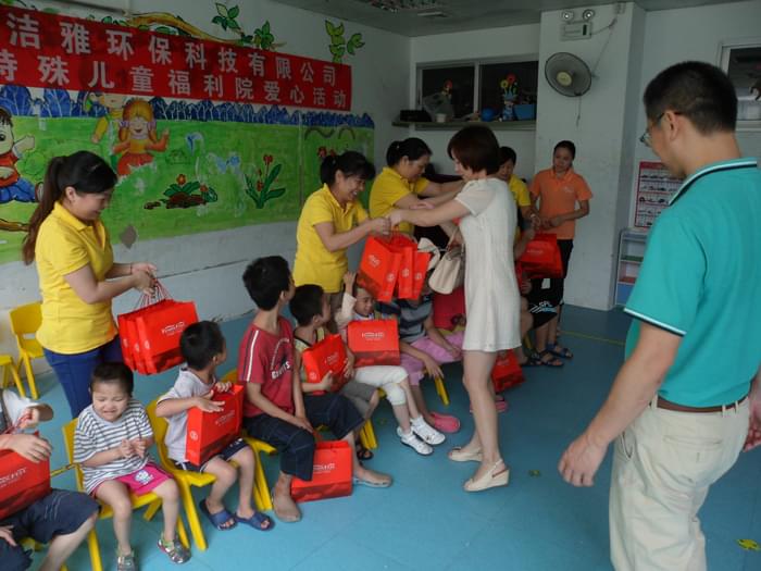 公益活動：高潔雅將愛心帶進(jìn)兒童福利院.jpg