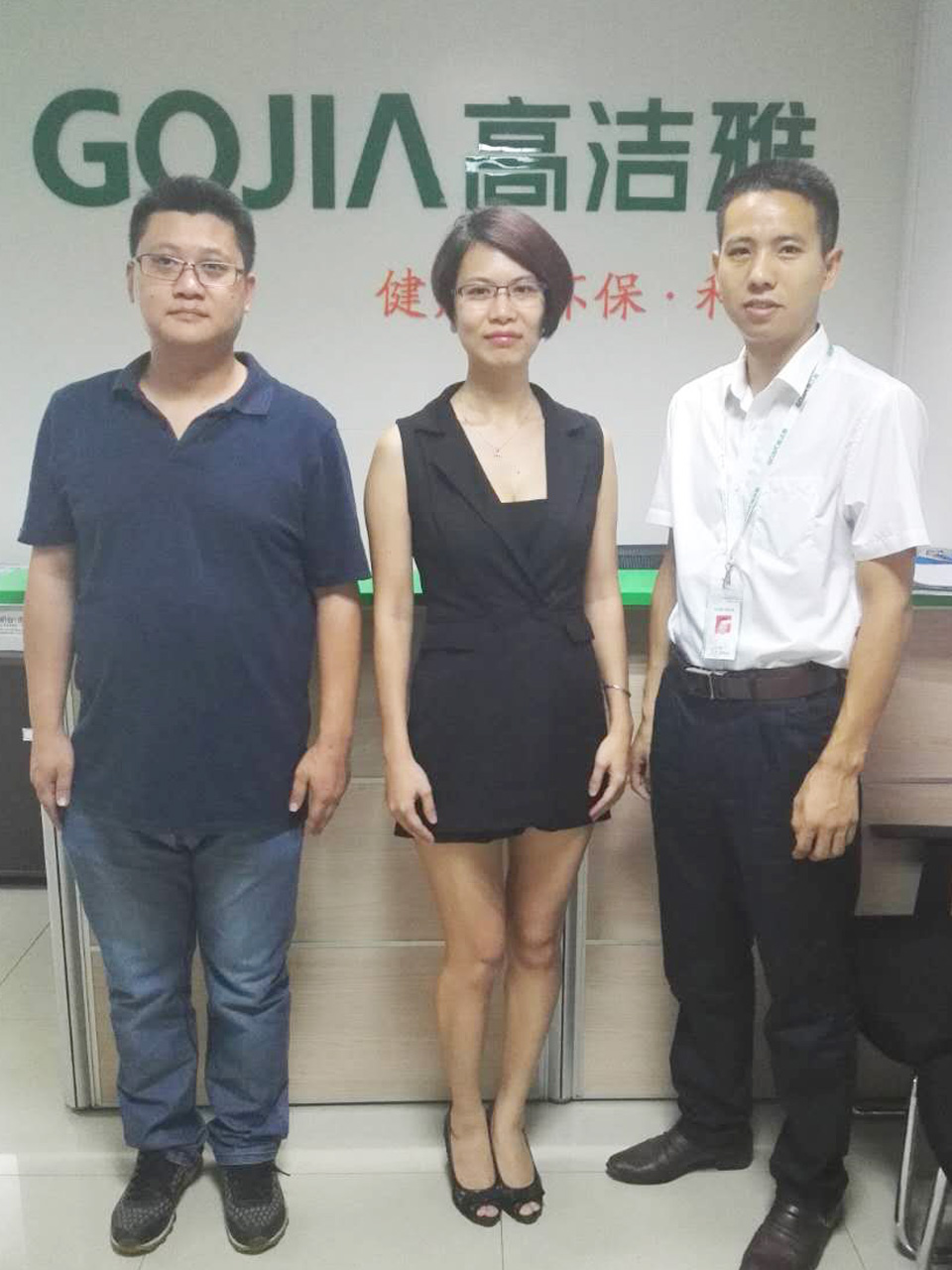 （霍先生、廖小姐與高潔雅總部招商部劉經(jīng)理合影）