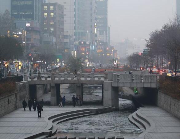 霧霾來襲韓國(guó)竟要北京賠償300萬(wàn)，搶錢啊，這年頭霧霾不要空氣凈化器，要搶別的國(guó)家的錢來過了。